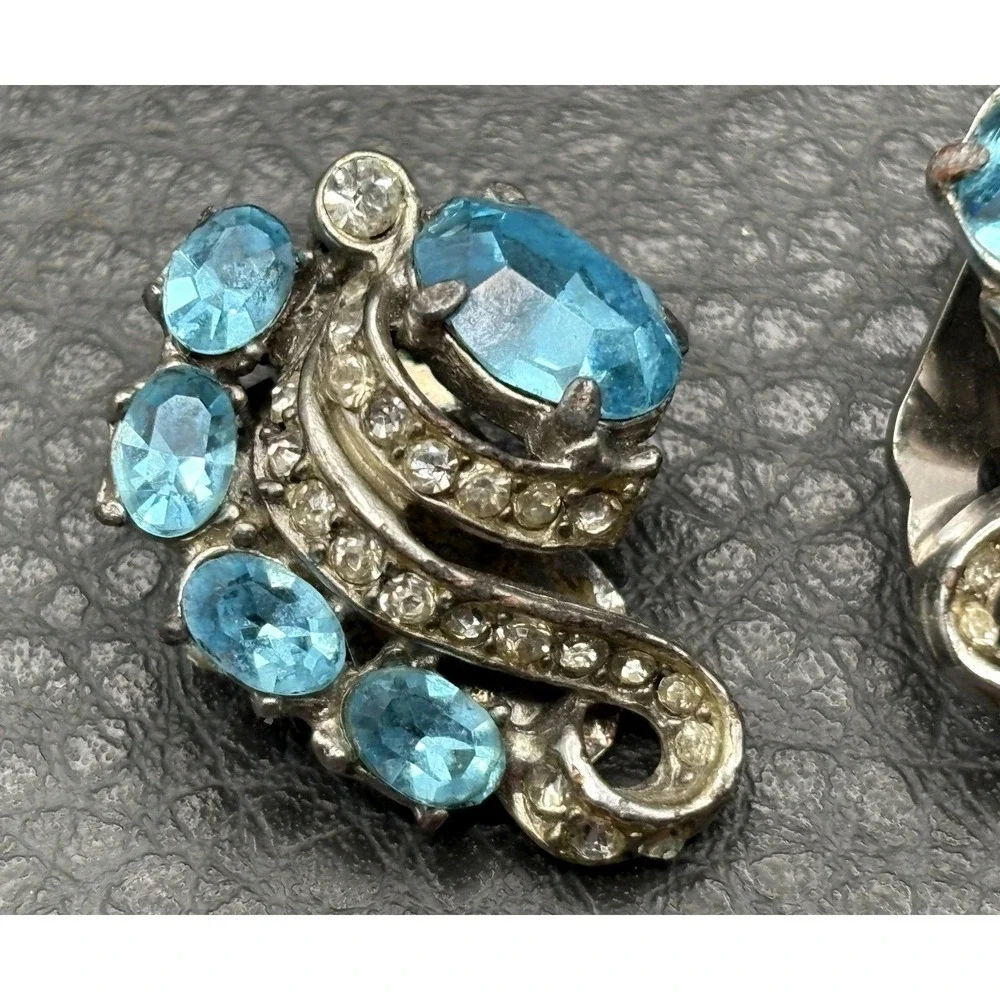 Vintage Art Deco Blue Crystal Rhinestone Clip Earrings Silver Tone